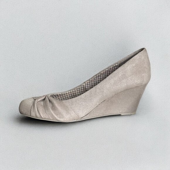 Wedge Heels 9.5 Beige Faux Suede Comfort Insoles Dexflex Business Casual READ - Picture 1 of 6